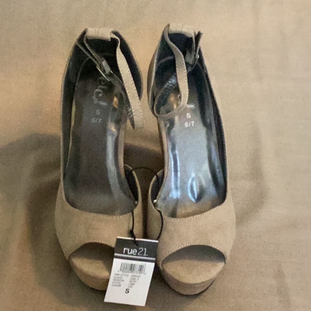NWT Rue21 Tan Suede Peep Toe Heels